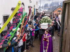 Il feretro di Simone attraversa gli scii in alto dagli amici