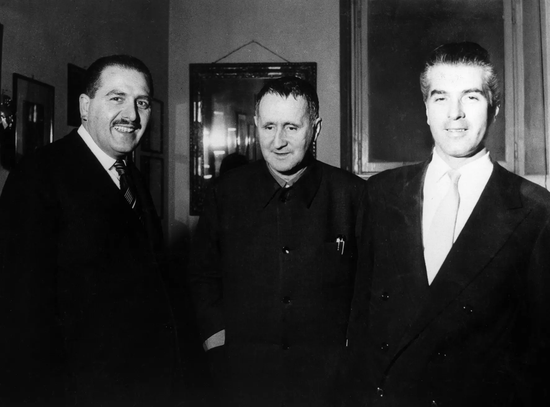 Paolo Grassi con Bertolt Brecht (al centro) e Giorgio Strelher davanti al palco prima di una recita per i lavoratori Foto Archivio Piccolo Teatro di Milano