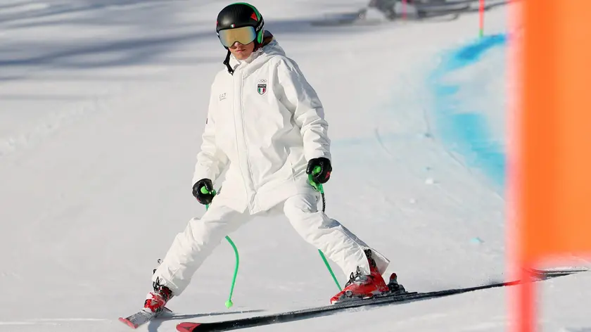 Sofia Goggia ispezione la pista prima della competizione olimpica