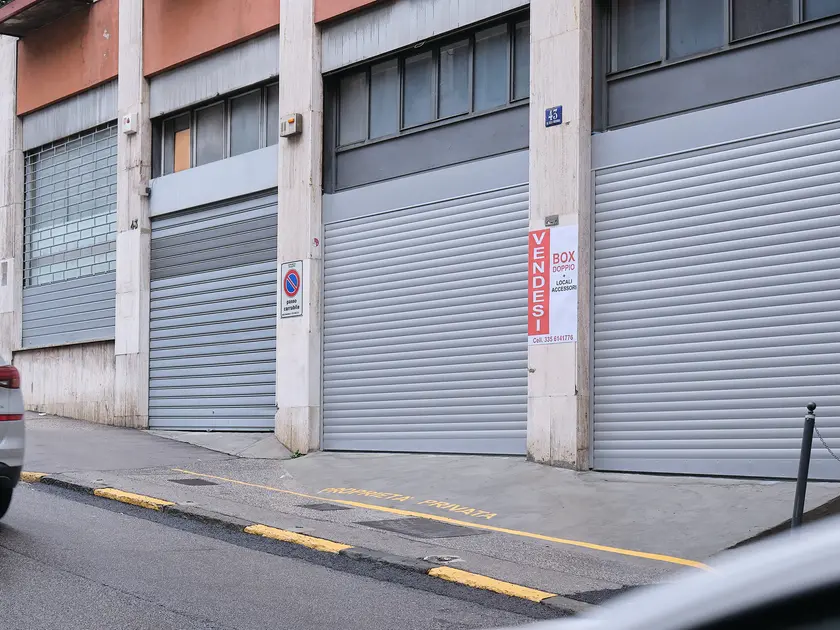 Un box auto in vendita in città: un bene sempre più prezioso (foto Silvano)