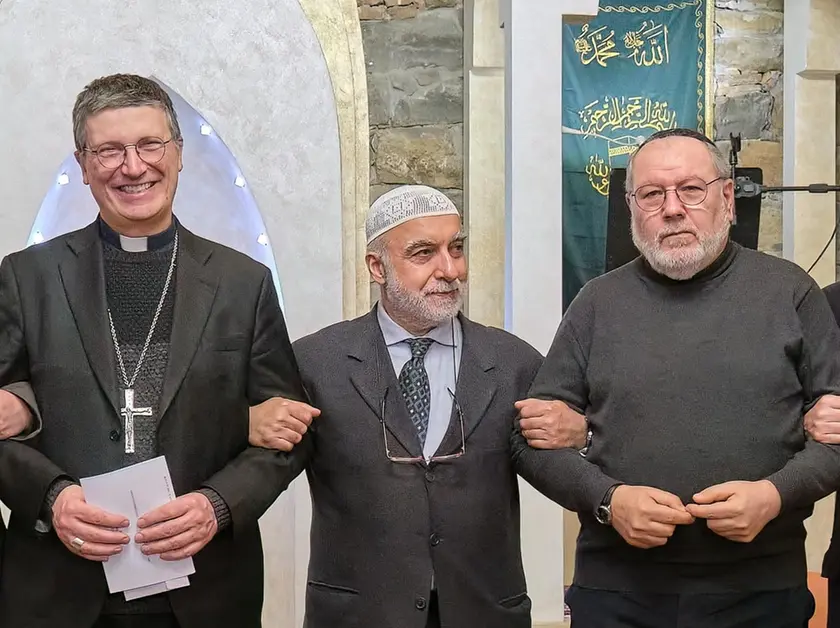 Da sinistra, il vescovo Enrico Trevisi, il presidente della comunità islamica Akram Omar e il rabbino capo Eliahu Alexander Meloni in moschea. Foto Silvano