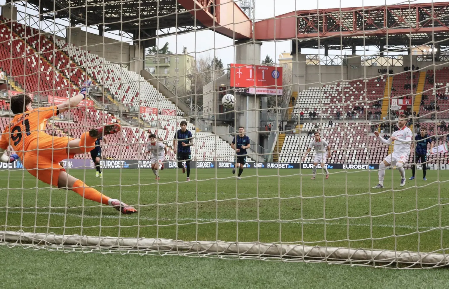 Il rigore di D'Urso che ha portato la Triestina sul 2 a 1 (Lasorte)