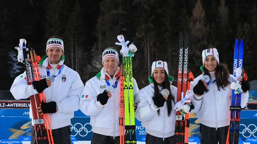 La staffetta del biathlon sul podio: da sinistra, Giacomel, Hofer, Wierer e Vittozzi