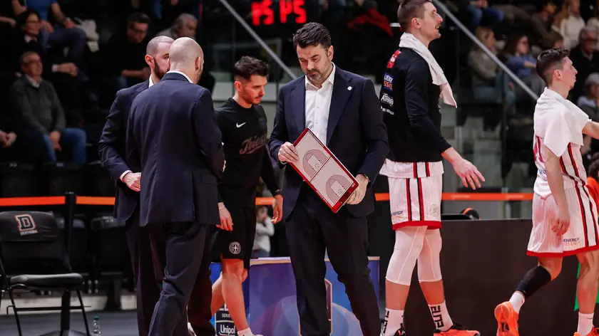 Il coach dei biancorossi Israel Gonzalez (foto Ciamillo / Lasorte)