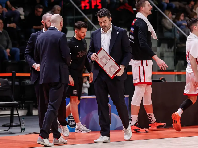 Il coach dei biancorossi Israel Gonzalez (foto Ciamillo / Lasorte)