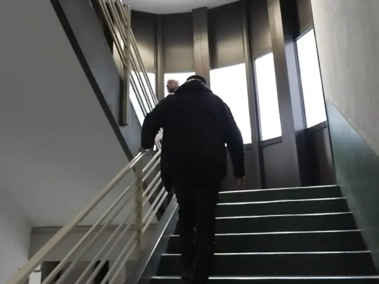 Giuseppe Vegnaduzzo in tribunale a Milano nei frame tratti dal servizio di Simone Gorla, concessi da Tgr Rai Lombardia