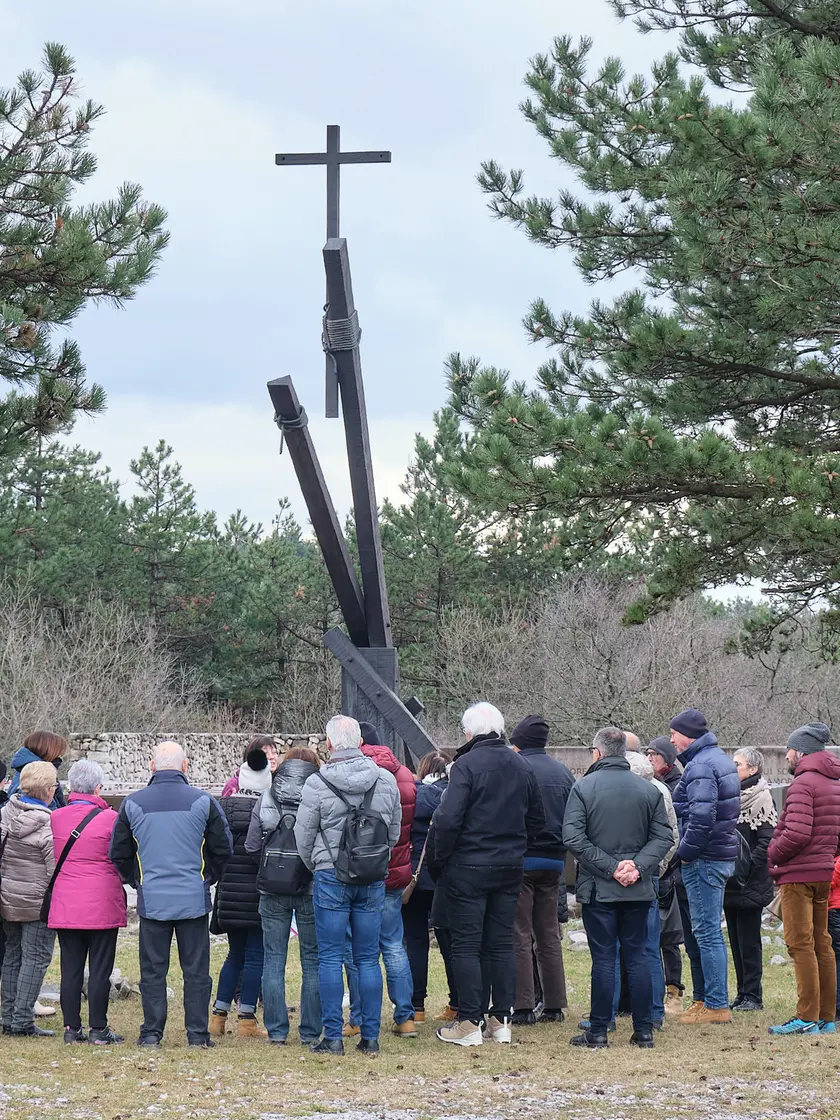 Visitatori al Monumento nazionale della Foiba di Basovizza (foto Massimo Silvano)
