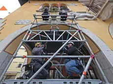 L’allestimento della strutture del palco a Muggia Foto Lasorte