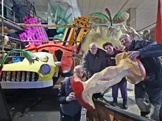 Nel capannone si lavora alla costruzione dei carri (Lasorte)