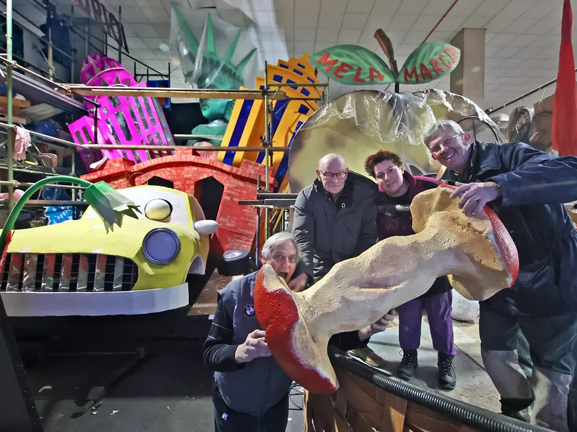 Nel capannone si lavora alla costruzione dei carri (Lasorte)