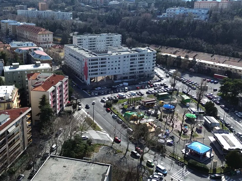 Una veduta di piazzale De Gasperi con le giostre del luna park che ritorna a fine febbraio Foto Bruni