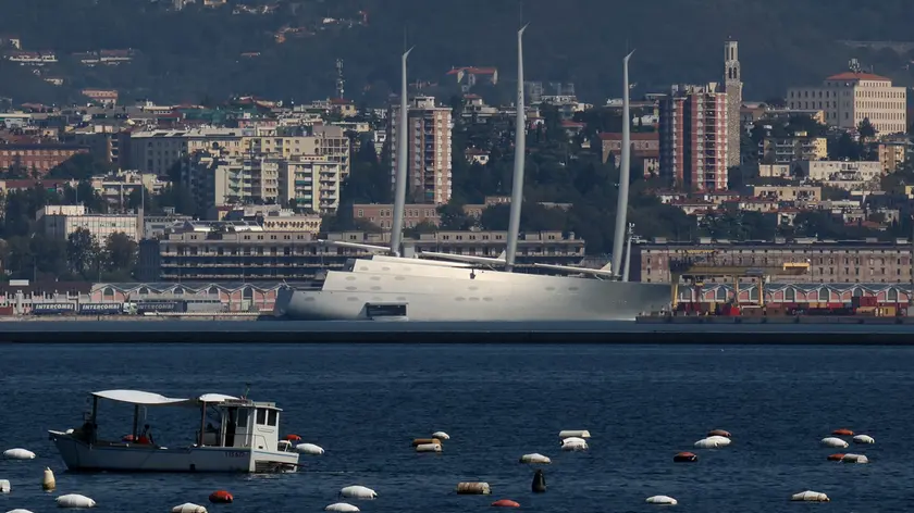 Un peschereccio e lo Yacht A davanti al porto (foto Andrea Lasorte)