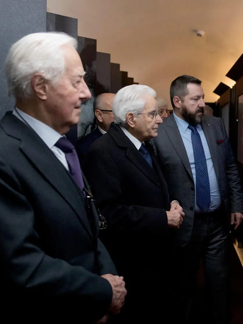 La visita a sorpresa di Mattarella alla mostra sull’esodo (foto Ansa)