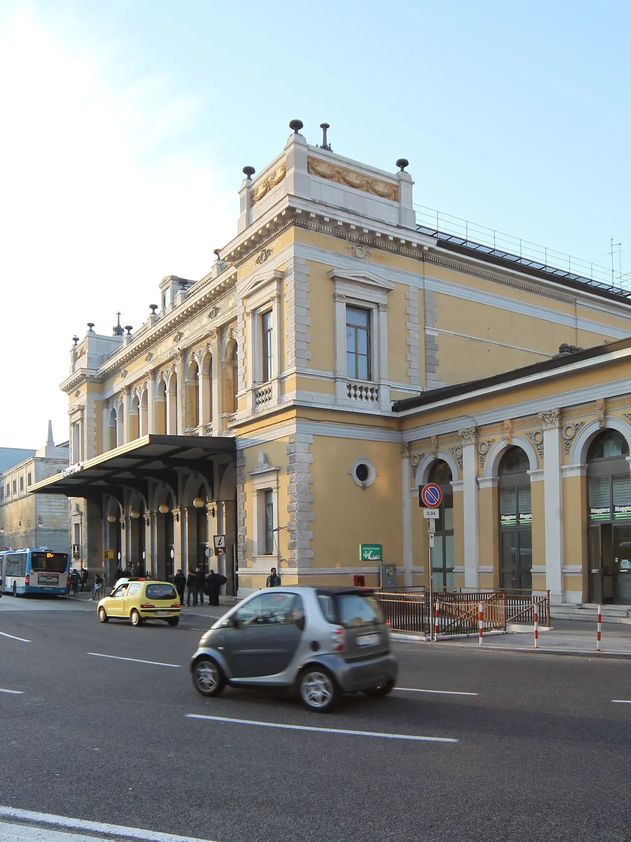 Piazza Libertà davanti alla Stazione centrale di Trieste. Foto Lasorte
