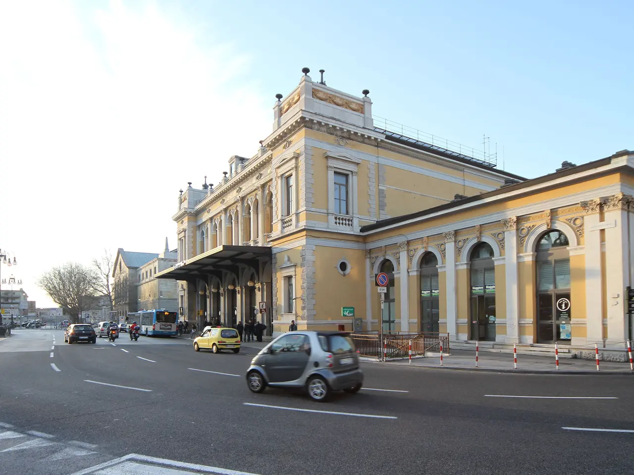 Piazza Libertà davanti alla Stazione centrale di Trieste. Foto Lasorte