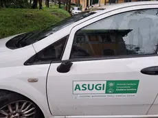 Una della auto danneggiate al Sert di San Giovanni