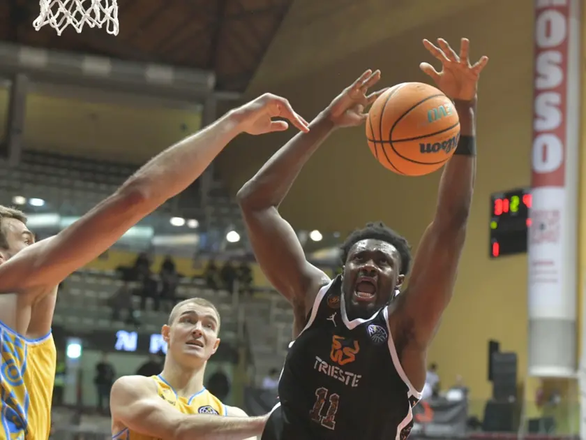 Il centro biancorosso Sissoko in azione (foto Bruni)