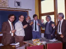 Il brindisi in onore di Rubbia il 17 ottobre 1984, da destra: Budinich, Zichichi, Rubbia, Salam, Bertocchi, Pagan nella foto ICTP Archives
