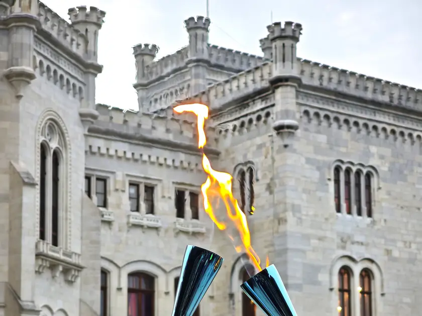 Il castello di Miramare con la fiamma olimpica (foto Andrea Lasorte)