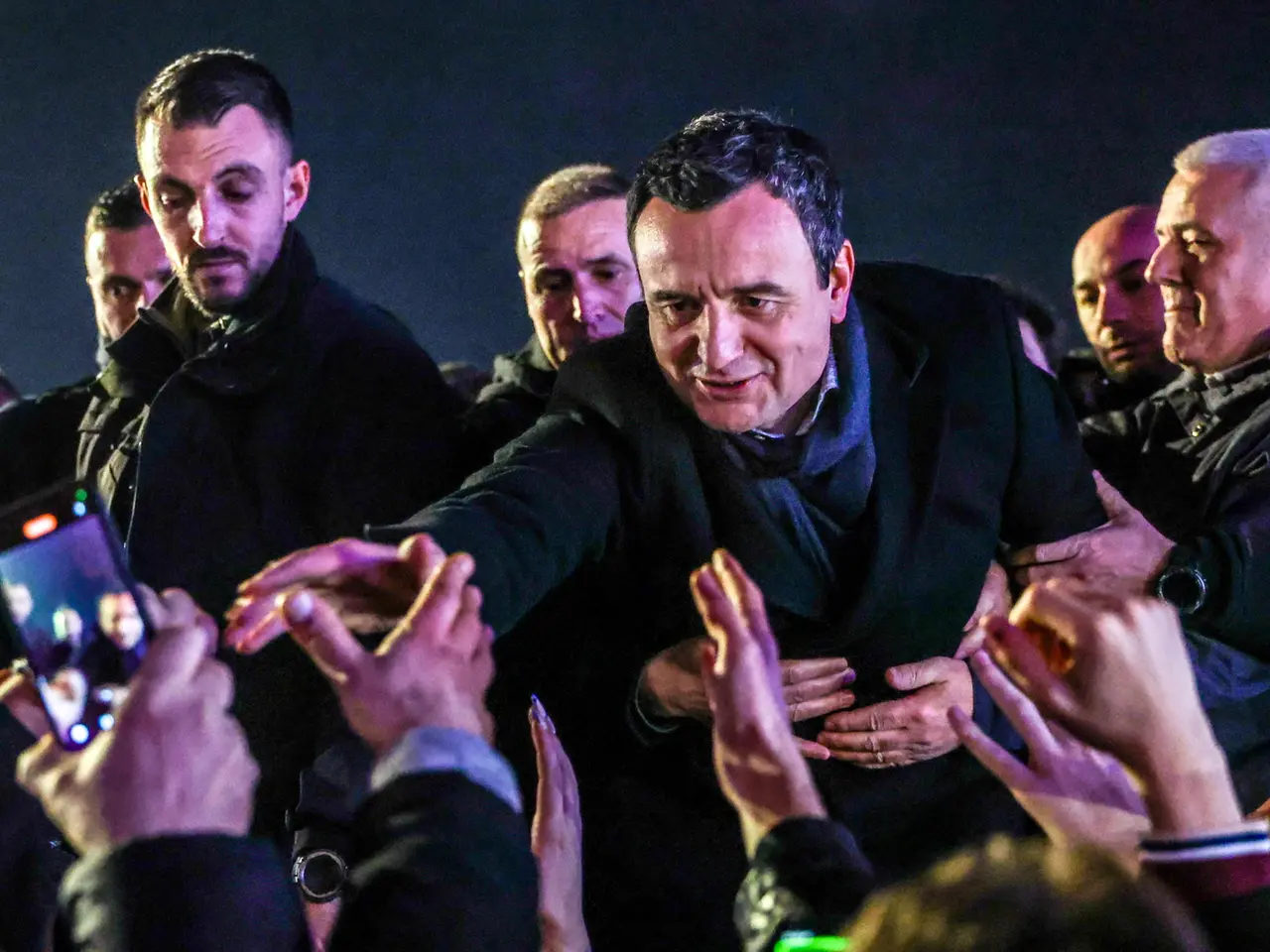 Albin Kurti incontra i sostenitori dopo la vittoria alle elezioni prlamentari del suo partito