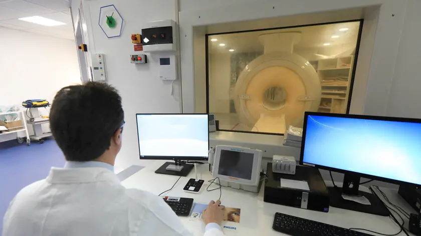 Un tecnico al lavoro per eseguire una risonanza magnetica in una struttura sanitaria