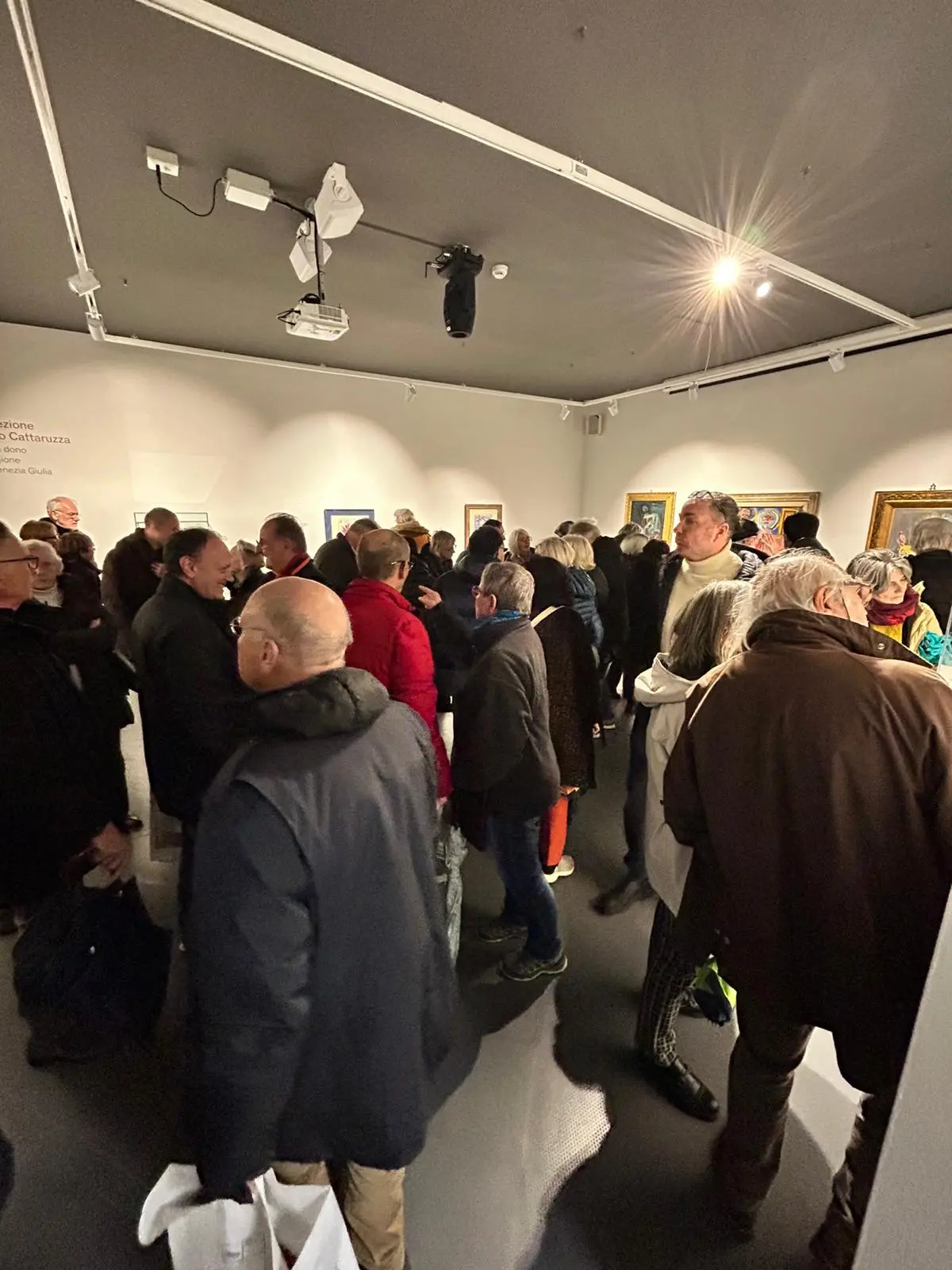 Un altro momento dell'inaugurazione alla Galleria Spazzapan