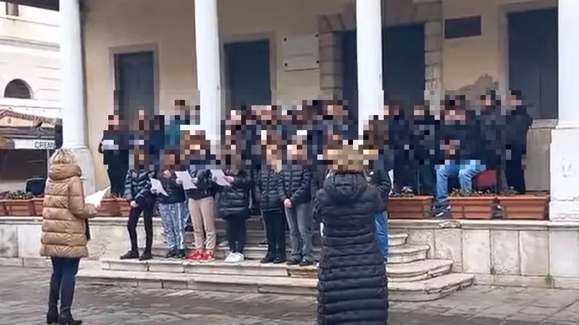 La classe mentre canta durante la commemorazione