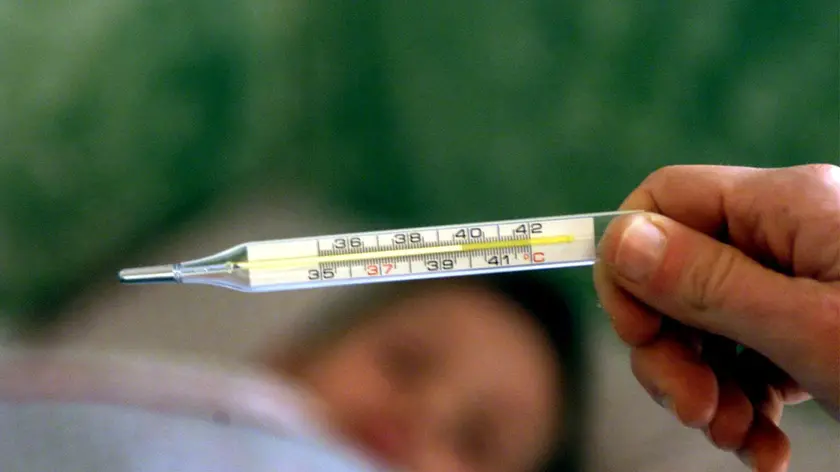 Una bambina a letto con l'influenza.