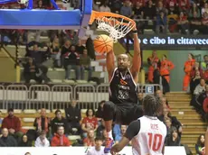 Una schiacciata di Markel Brown (foto Bruni)