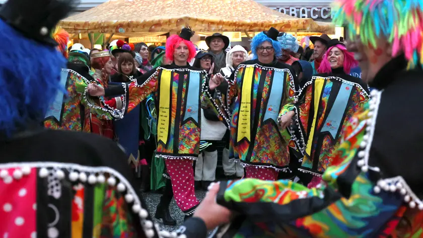 I colori del Carnevale di Muggia in piazza Marconi (foto Andrea Lasorte)
