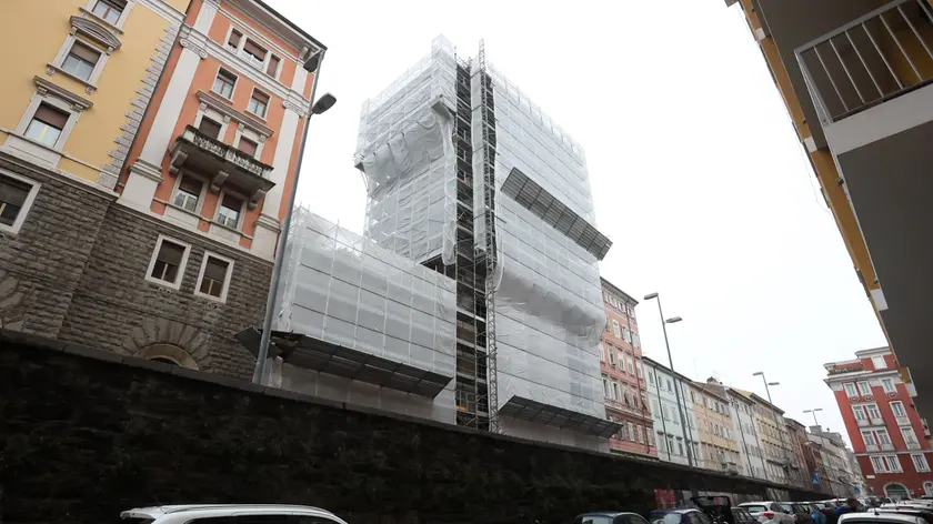 L’immobile sopraelevato di via Udine. Foto Andrea Lasorte