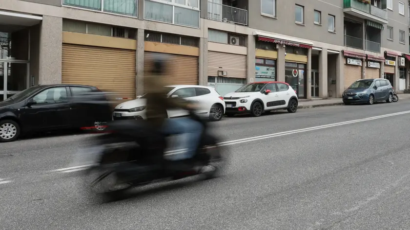 Uno scooter in via Svevo teatro dell’incidente Foto Andrea Lasorte