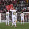 I giocatori alabardati applaudono i tifosi della curva Furlan dopo il successo contro l’Inter Under 23 allo stadio Rocco Foto Andrea Lasorte