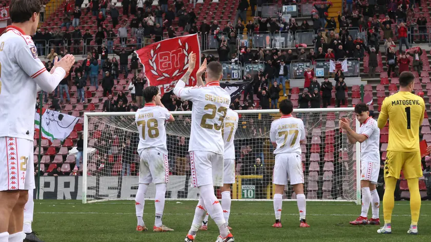 I giocatori alabardati applaudono i tifosi della curva Furlan dopo il successo contro l’Inter Under 23 allo stadio Rocco Foto Andrea Lasorte