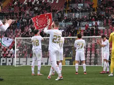 I giocatori alabardati applaudono i tifosi della curva Furlan dopo il successo contro l’Inter Under 23 allo stadio Rocco Foto Andrea Lasorte