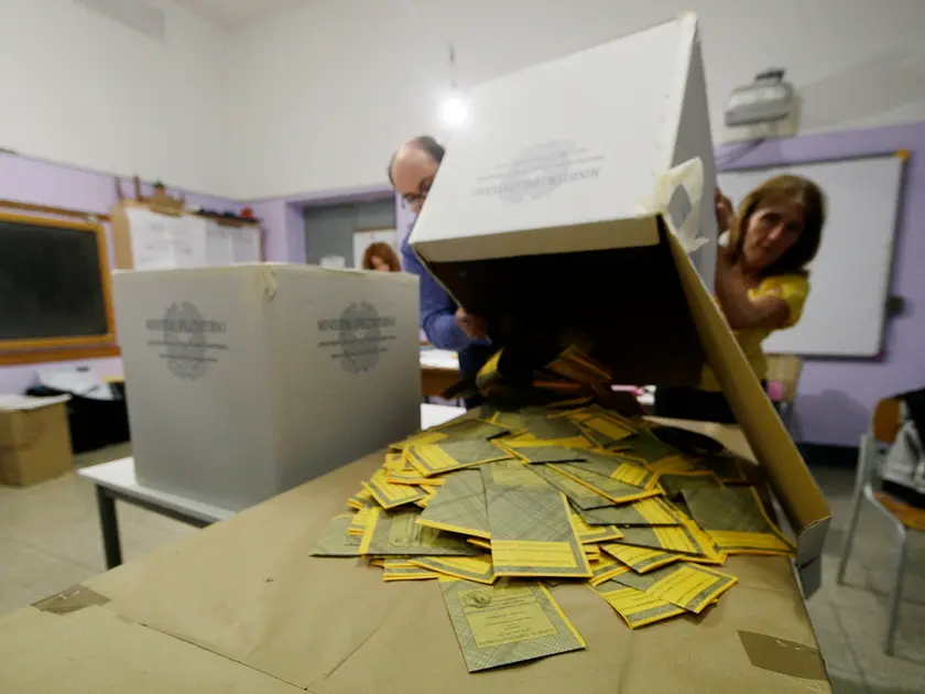 Gli scrutatori aprono un’urna per iniziare il conteggio dei voti