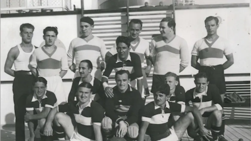 La squadra di calcio a bordo della nave Oceania in una foto del 1936