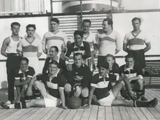 La squadra di calcio a bordo della nave Oceania in una foto del 1936