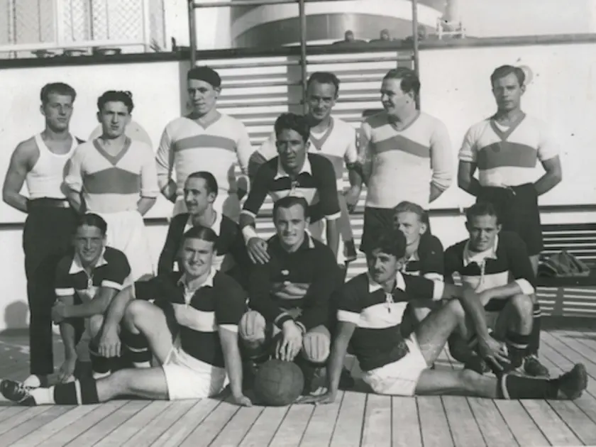 La squadra di calcio a bordo della nave Oceania in una foto del 1936