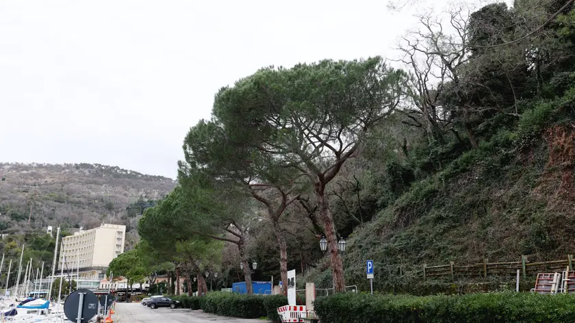 La zona sud della baia, oggetto del prossimo intervento (foto di Andrea Lasorte). A destra, infine, un render mostra come apparirà la baia terminata l’operazione, con le modifiche appena approvate