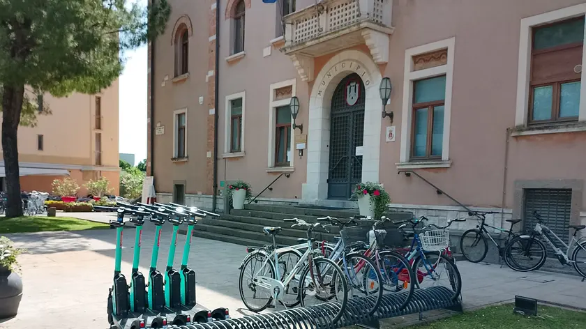 L’impianto fotovoltaico in fase di realizzazione nel park di Sacca dei Moreri e i monopattini testati nel 2025