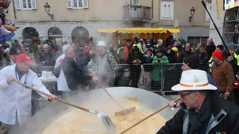 La preparazione della mega frittata Foto Lasorte