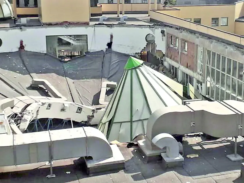 Il tetto della piscina terapeutica Acquamarina collassato il 29 luglio del 2019: il processo per il crollo dell’edificio si è concluso con la prescrizione. Foto Lasorte