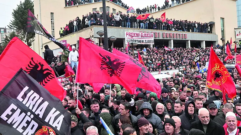 Folla in piazza a Pristina martedì contro il Tribunale speciale dell’Aia. Foto Epa