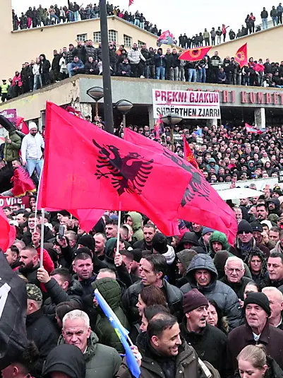Folla in piazza a Pristina martedì contro il Tribunale speciale dell’Aia. Foto Epa