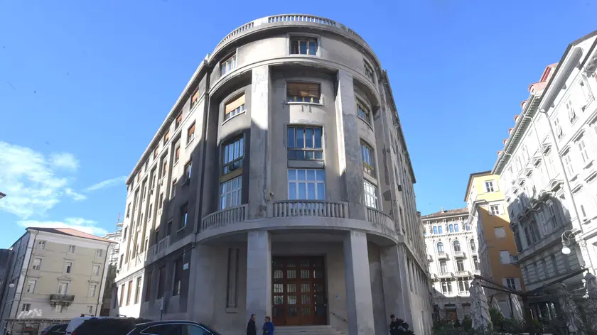 La Guardia di finanza di Trieste si è presentata in Municipio mercoledì mattina (foto Francesco Bruni)