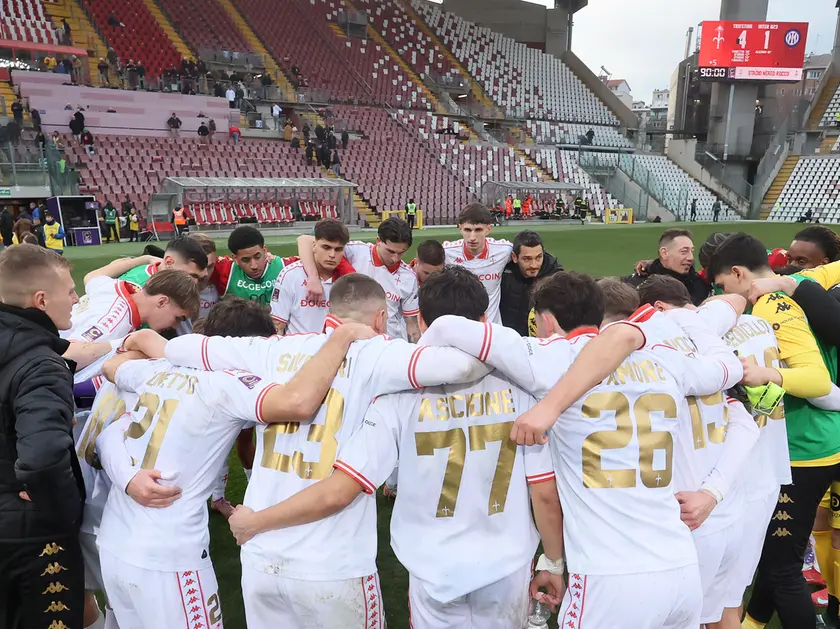 Il gruppo della Triestina dopo la vittoria contro l’Inter U23 (foto Andrea Lasorte)