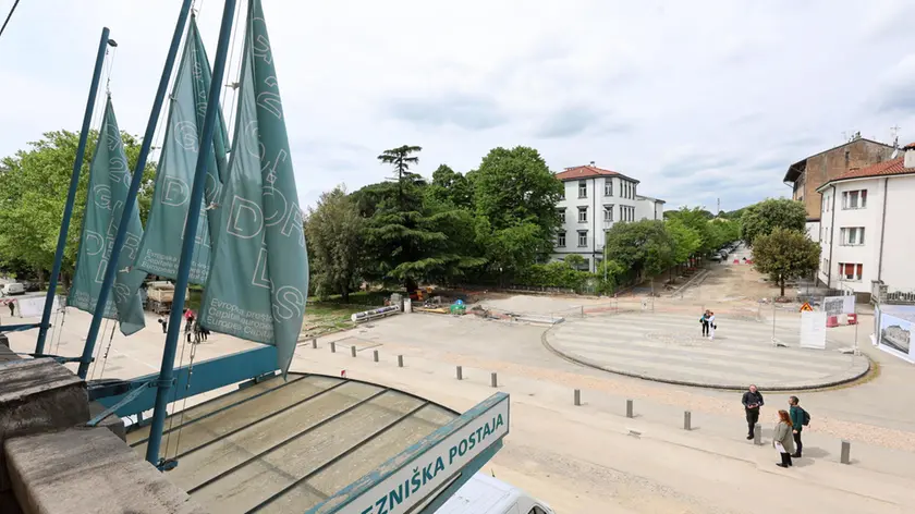 I avori di ristrutturazione che hanno interessato la piazza-simbolo della Transalpina. Foto Bumbaca