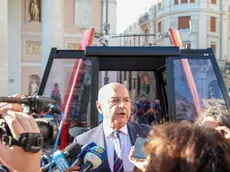 Il sindaco Dipiazza e, sullo sfondo, la cabina Leitner