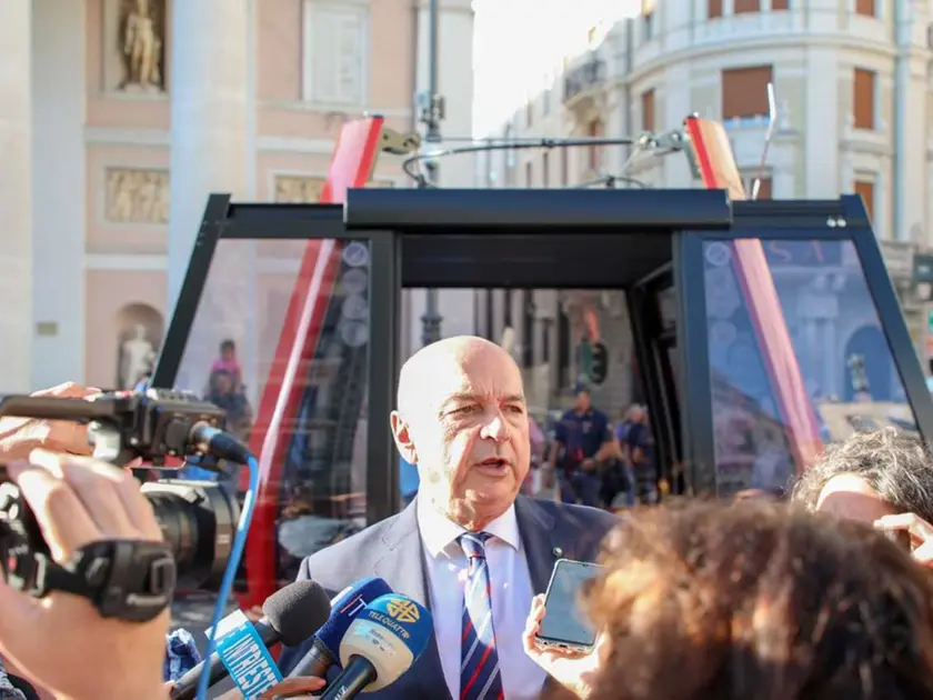 Il sindaco Dipiazza e, sullo sfondo, la cabina Leitner